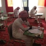 التربية : الطالبان في “مقطع الفيديو” يؤديان دورا تمثيليا بغرض عرضه خلال حفل ختام الأنشطة