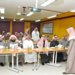 معلم يكتب رسالة على سبورة الفصل لوزارة التربية – صورة