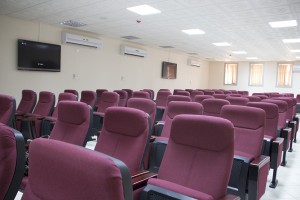 القاعة التي اجتمعت فيها الطالبات من مختلف المدارس لمناقشة محاور المجلس الشوري الطلابي