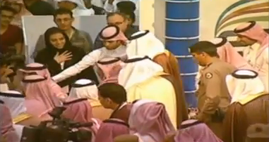وزير التربيه الامير خالد الفيصل يتجول بمعرض الكتاب (فيديو)