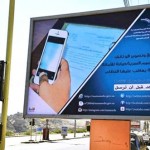 معلم يرتدي زيا عماليا ويشارك في نظافة مدرسته