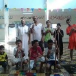 مدير ثانوية الفاروق يستقبل طلابه ومعلميه بالعود وحلوى العيد