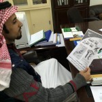 معلم ابتدائية بالجوف يقدم درسه لطلابه من المستشفى