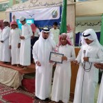 القائد الكشفي ” تركي بن محمد قائد” يحتفي بطلابه بتقبيل رؤوسهم في مدرسة طفيل بتعليم الليث