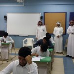 بالفيديو.. مدير مدرسة يصف عامل النظافة بـ”المعلم” ويقبل رأسه أمام الطلاب