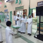رئيس الحرس الملكي يكرّم رجل أمن يساعد طالبة سقطت من حافلتها.. (فيديو )
