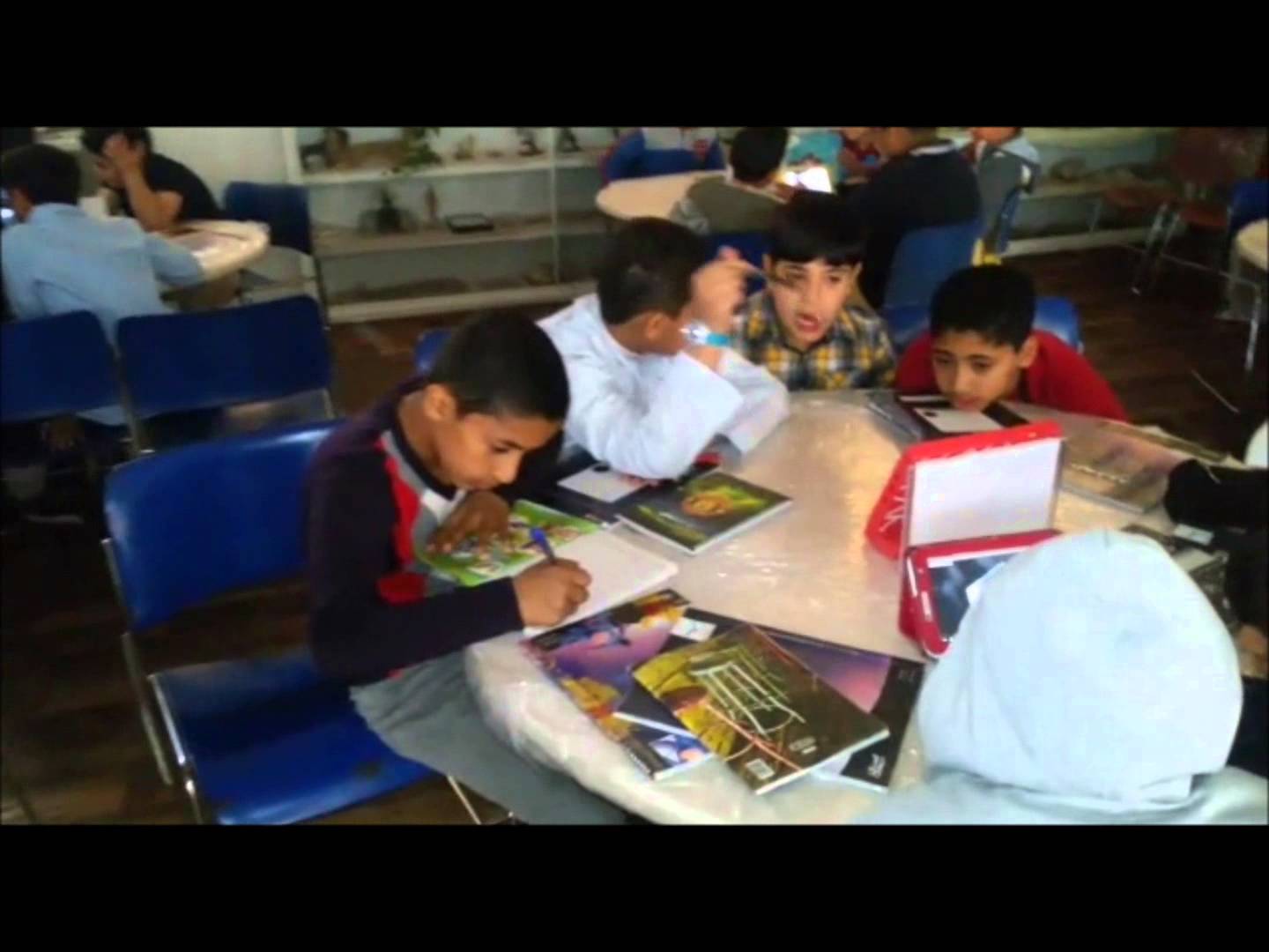المعلم عبدالله البحارنة يقدم ملف إنجاز لكل طالب من خلال CD لحياة الطالب داخل المدرسة المعلم عبدالله البحارنة يقدم ملف إنجاز لكل طالب من خلال CD لحياة الطالب داخل المدرسة