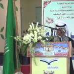 المعلم عبدالله البحارنة يقدم ملف إنجاز لكل طالب من خلال CD لحياة الطالب داخل المدرسة