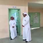 صورة زيارة الوزير لإحدى المدارس التي تعرضت للقصف