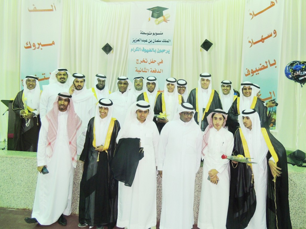 قيادة المدرسة مع عدد من الخريجين