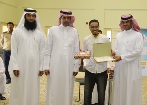 المحبوب يكرم أحد المتفوقين
