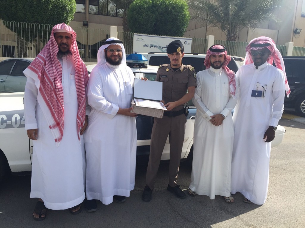 مدير المدرسة يكرم قائد إحد الوريات الأمنية