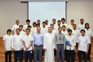 وفد التقنية في صورة جماعية مع إدارة معهد أرامكو
