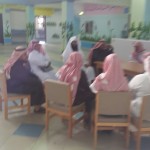 متوسطة الوليد بن عبادة بحقل تكرم عامل النظافة بالمدرسة