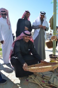 عميد الكلية خلال مهرجان الحرف الشعبية