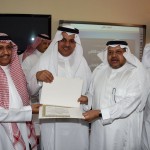 طلاب صف 1-4 بمتوسطة السعودية بجدة يشاركون معلمهم فرحته