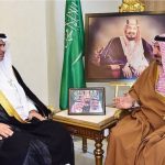 طلاب ابتدائية الخالدية بتبوك يكرمون معلمهم بعد إحالته للتقاعد