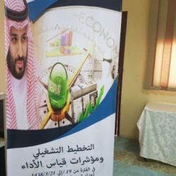 دشن معمل الروبوت وكرم حفظة كتاب الله .. مدير تعليم جدة يرعى حفل “دار الفكر” بيوم اللغة العربية