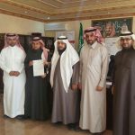 محافظ محافظة تنومة يحتفي بقائد مدرسة أبي بكر الصديق