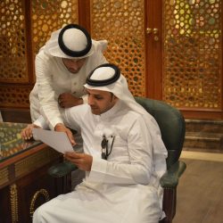 الزهراني يكرم مرشدًا طلابيًا باشر عمله رافضًا التمتع بإجازته المرضية