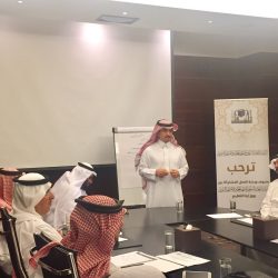منسوبو مكتب الروابي يقدمون التهنئة للزهراني