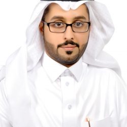 أولياء أمور طلاب مدرسة أسيد الابتدائية بالحصمة يكرمون معلم أبنائهم