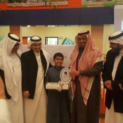 أولياء أمور طلاب مدرسة أسيد الابتدائية بالحصمة يكرمون معلم أبنائهم