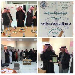 معلم يكرم طلابه بجائزتان عبارة عن دراجاتان هوائية