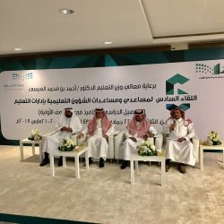 ابتدائية بخميس مشيط تحول فصولها الدراسية إلى قاعات ذكية