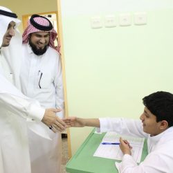 قائد مدرسة بتعليم مكة يُدير دفة الاختبارات في أيام عزاء والدته