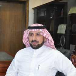 مربُّون يقدِّمون هدايا النجاح لتلميذهم المصاب في منزله بالرس