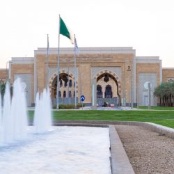 الرئيس التنفيذي لشركة تطوير للخدمات التعليمية يكرم تعليم حفر الباطن
