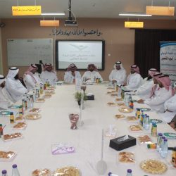 مدرسة سعيد بن جبير بالدمام تشارك اليوم العالمي للعصاء البيضاء بـ “تحدي الظلام”