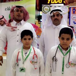 طلاب متوسطة أبوعبيدة بن الجراح يكرمون معلميهم بالورود
