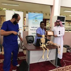 مدير عام تعليم الرياض يزور المعلم العمر ويقدم الشكر له بعد أن قطع إجازته المرضية وباشر عمله في مدرسته