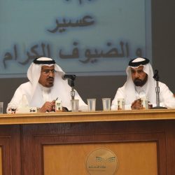 مدير تعليم عسير يقبل رأس معلم قطع إجازته المرضية