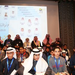 مواطن يطالب بمقابلة الملك وولي العهد ويهدد بقتل طفله الرضيع داخل ساحة مدرسة المويلح بضباء