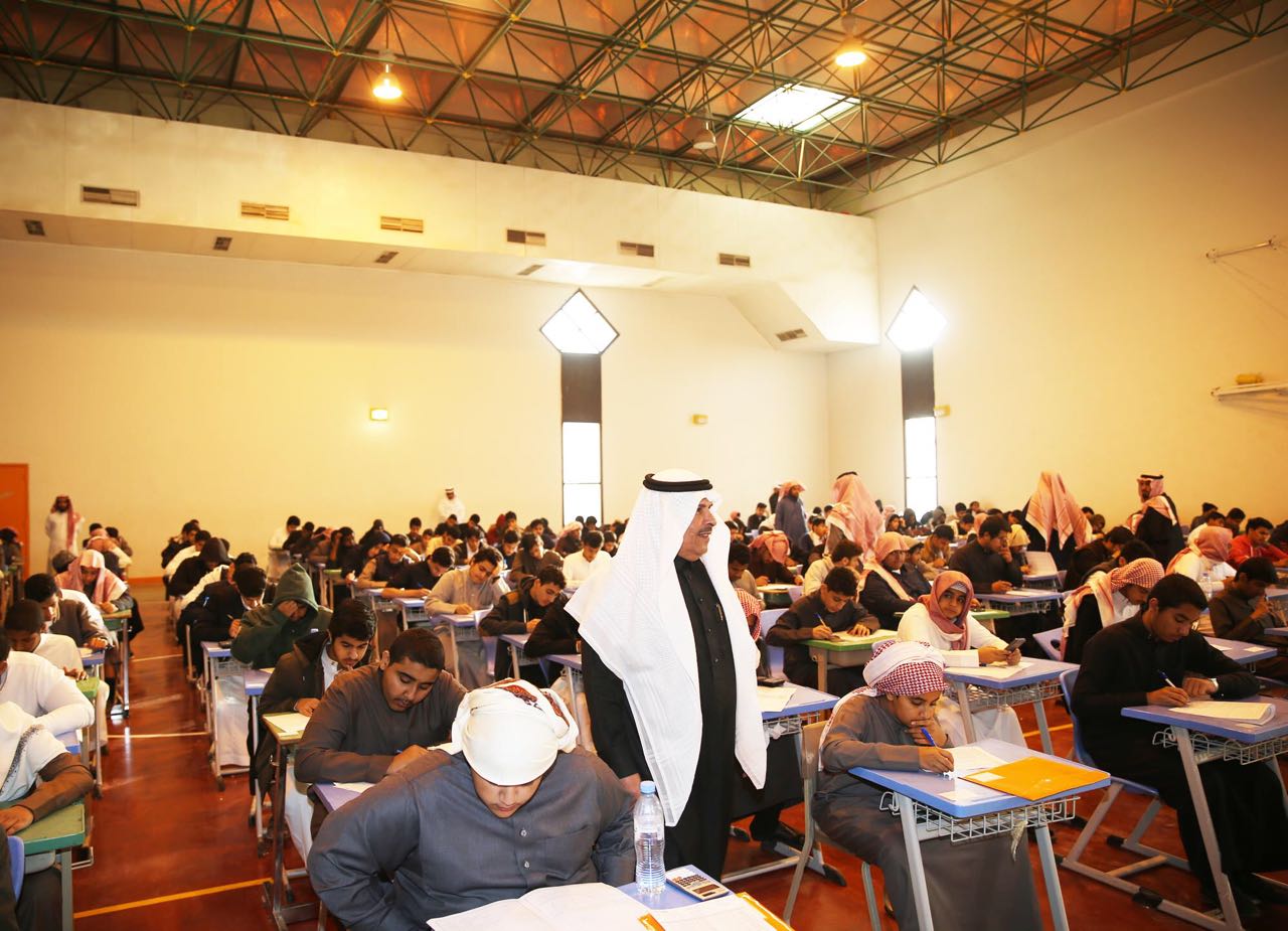 “إختباراتنا أحلى ” في متوسطة المعتصم بالله للعام السابع بحضور مدير التعليم