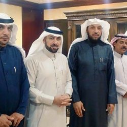 معلمة مادة الرياضيات تشرح المقرر في برنامج التليجرام للصف الرابع الابتدائي