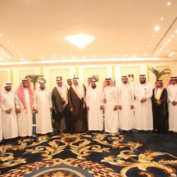 معلمة مادة الرياضيات تشرح المقرر في برنامج التليجرام للصف الرابع الابتدائي