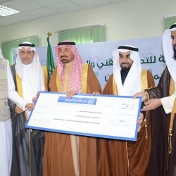توزيع 3 أجهزة حاسب آلي محمولة لمستفيدي مكتب وفاء بتعليم شرق الدمام