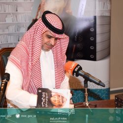 منسوبو معهد التربية الفكرية بتبوك يزورون أحد الطلاب في منزله