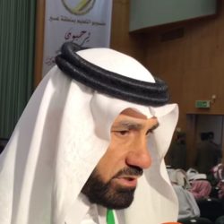 مدير تعليم محايل يطبع قبلة على رأس معلم للصف الأول الابتدائي
