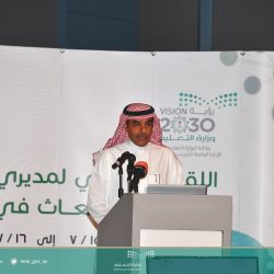 مدير عام تعليم الرياض يكرّم طالبًا أنقذ حياة زميله
