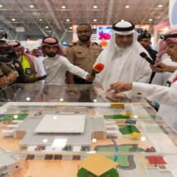 نائب امير الرياض يكرم المشرفة بتعليم تبوك « النفيعي » لفوزها بجائزة الشيخ محمد بن سلطان