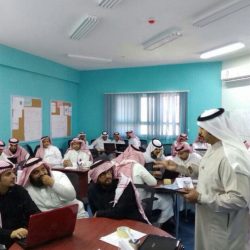 مدير تعليم منطقة تبوك يكرم طالبين من ابتدائية الملك عبدالعزيز