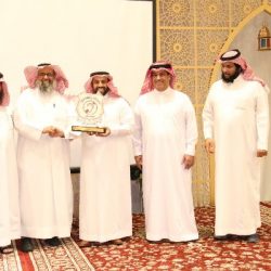 مدير تعليم تبوك يشارك أبناء وبنات شهداء الواجب الإفطار الرمضاني الجماعي
