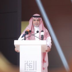 مدير تعليم منطقة تبوك يكرم الطالب عمر عياش العنزي لتفوقه في مسابقة الأمير سلطان لحفظ كتاب الله