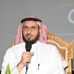 المعلم الحرازي يتسلم هدية غير تقليدية في يوم ترجله