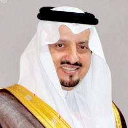 مدير تعليم منطقة تبوك يكرم الطالب عمر عياش العنزي لتفوقه في مسابقة الأمير سلطان لحفظ كتاب الله